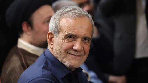 Эрон президенти Исроил уни ўлдиришга уринганини айтди