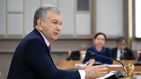 Vazirlik va hokimlik binolari oldiga mashinasini &ldquo;parkovka&rdquo; qilgan xodimlar jazolanadi &mdash; prezident&nbsp;