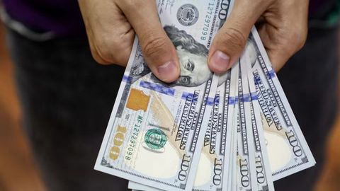 O&lsquo;zbekistonda dollar kursi yana tushdi