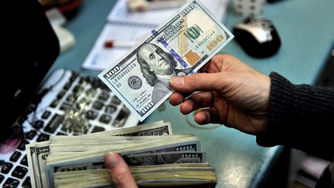 Banklarda dollar oldi-sotdisi: o&lsquo;zbekistonliklar qancha valyuta sotyapti?