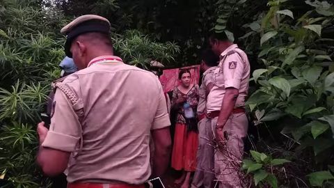 Ҳиндистонда россиялик аёл икки боласи билан чангалзорда яшаётгани аниқланди