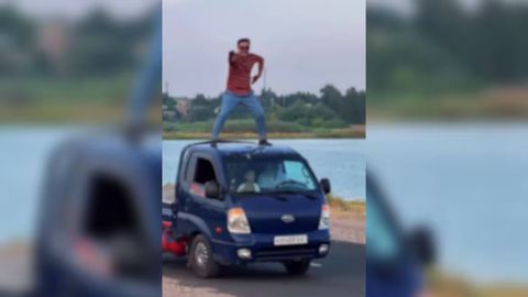 Ҳаракатланаётган автомашина устида рақсга тушганларга чора кўрилди (видео)