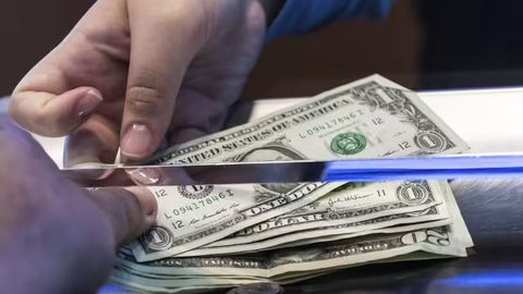 В России мигрантам могут ограничить сумму денежных переводов за границу
