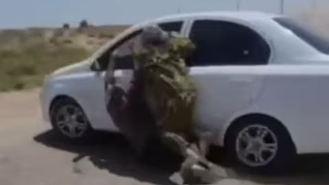 Qashqadaryoda Nexia-3 haydovchisi fuqarolarni sudrab ketdi (video)