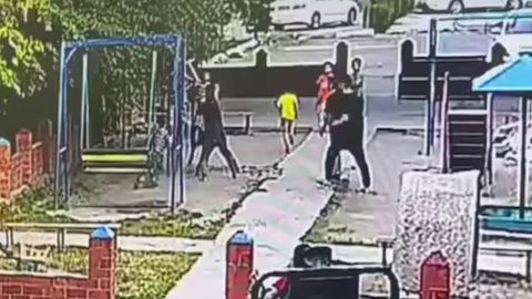 Toshkentda ayol farzandi bilan tortishib qolgan bolani kaltakladi (video)
