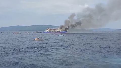 Паром с более чем 280 людьми на борту загорелся у берегов Индонезии (видео)