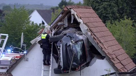Germaniyada avtomobil YTH oqibatida omborxona tomiga kirib ketdi (video)