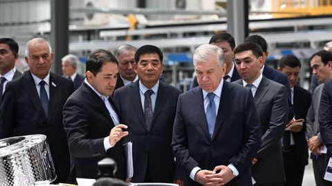 Shavkat Mirziyoyev Zomin texnoparkida ishga tushgan ilk korxonani borib ko&lsquo;rdi (foto)