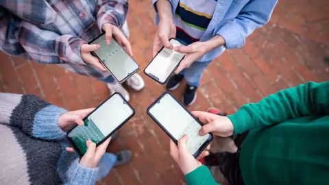 Smartfonlar 13 yoshdan kichik qizlar ruhiyati uchun juda xavfli &mdash; tadqiqot