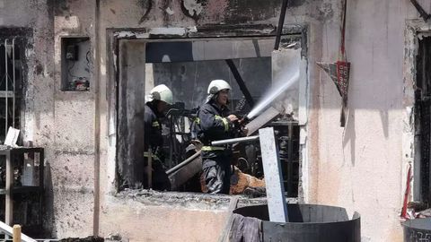 В Кибрае полностью сгорел магазин строительных материалов (репортаж)