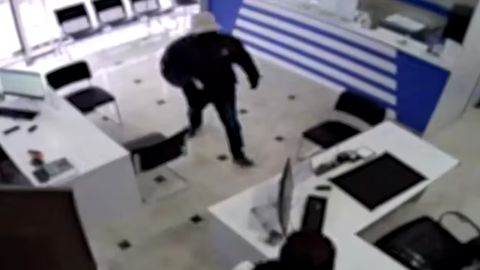 Toshkentdagi bankda o&lsquo;yinchoq to&lsquo;pponcha bilan bosqinchilik qilgan erkak jazolandi