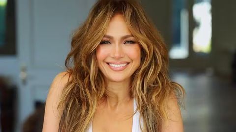 Jennifer Lopes 56 yoshda: katolik maktabida o&lsquo;qigan, advokatlik firmasida ishlagan va Toshkentda konsert beradigan mashhur xonandaning hayot yo&lsquo;li haqida