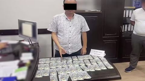 Наманганда Қурилиш ва уй-жой коммунал хўжалиги ҳудудий назорат қилиш инспекцияси бош мутахассиси 10 минг доллар пора олаётганида ушланди 
