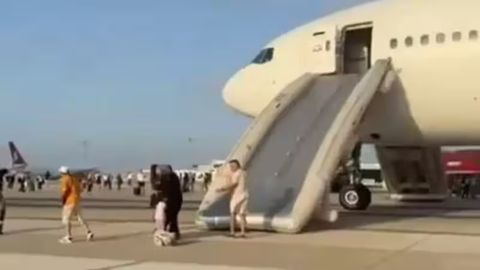 Туркияда аэропортдаги самолётдан тутун чиқди (видео)&nbsp;