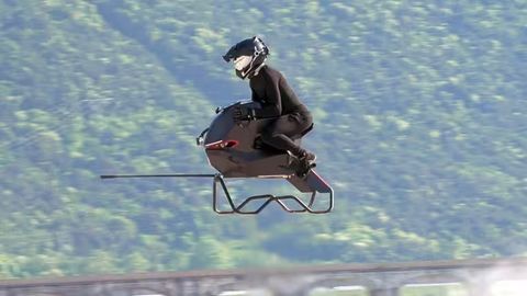 &ldquo;Yulduzlar jangi&rdquo; filmidagi uchar motosikl real hayotda taqdim etildi (video)