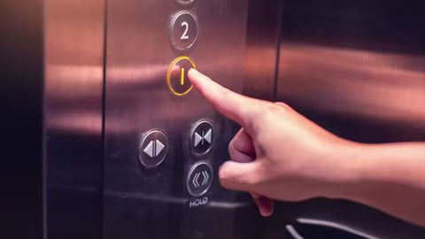 AQSHda lift texnik nosozlik tufayli jarrohning boshini uzib tashladi&nbsp;