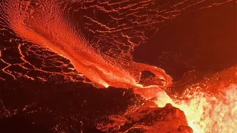 Kamchatkadagi kuchli zilziladan so&lsquo;ng Yevrosiyodagi eng yirik vulqon otildi (video)