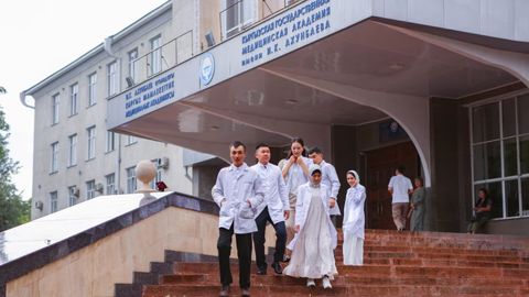 Qirg‘iziston prezidenti xususiy tibbiy universitetlar faoliyatini taqiqladi