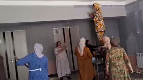 Andijonda o&lsquo;qituvchilar maktabni taʼmirlashga jalb qilingani nazoratga olindi