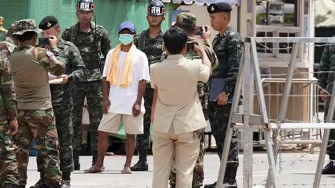 Tailand besh kunlik mojaroda qo&lsquo;lga tushgan ikki nafar Kambodja askarini yurtiga qaytardi