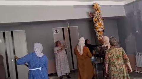 В Андижане уволили директора школы из-за привлечения учителей к ремонту