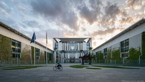 Germaniya madaniyat arboblari Mertsdan Isroilga qurol yetkazib bermaslikni so&lsquo;radi