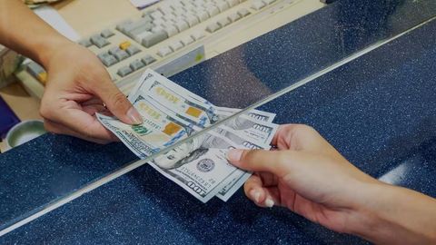 Узбекистанцы за месяц купили рекордное количество долларов