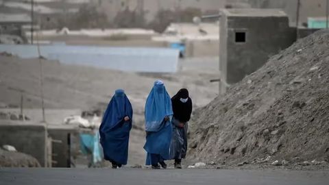 &ldquo;Tolibon&rdquo; ayollarning burqasiz ko&lsquo;chaga chiqishini taqiqladi
