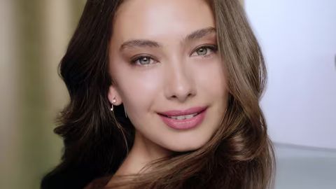 Neslihan Atagul 32 yoshda: turk kino yulduzi ishtirokidagi eng sara film va seriallar