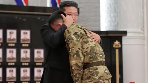 Kim Chen In Ukrainaga qarshi urushda qatnashgan harbiylarini mukofotladi (foto)