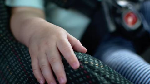 Xitoyda 2 yoshli bola mashina o&lsquo;rindig&lsquo;ida qisilib vafot etdi