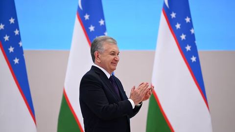 Шавкат Мирзиёев наградил группу&nbsp;госслужащих и работников производственной сферы