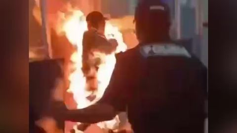 Olmaota aeroportida erkak o&lsquo;ziga o&lsquo;t qo&lsquo;ydi (video)&nbsp;