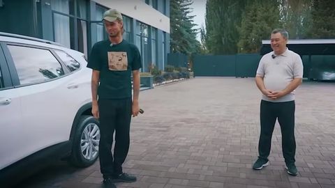 Sadir Japarov Issiqko&lsquo;lda chiqindi tozalagan ekofaolga avtomobil sovg&lsquo;a qildi (foto)