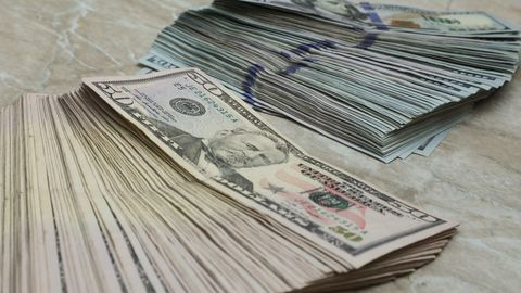Dollarning rasmiy kursi yana tushdi