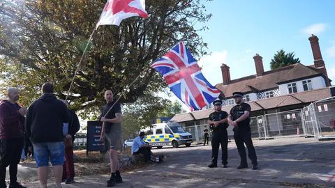 Britaniya hukumati qochqinlarni sanoat va ombor binolariga ko'chirmoqchi