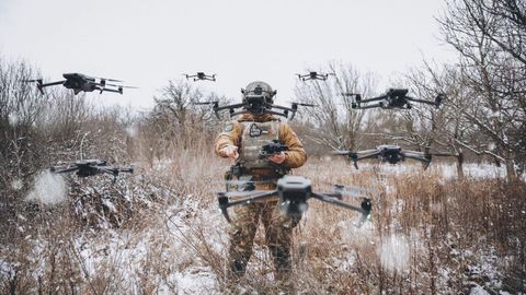 Ukraina janglarda sun’iy intellektli dronlar to‘dasidan foydalangan dunyodagi birinchi davlat bo‘ldi — WSJ