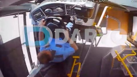 Angrendagi YTHda avtobus haydovchisi oynadan otilib ketdi (video)