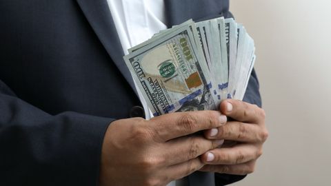 O‘zbekistonda dollar uch kunlik pastlashdan keyin ko‘tarildi