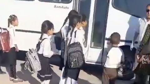 Paxtachi tumanida maktab o‘quvchilari avtobusga chiqarilmadi 