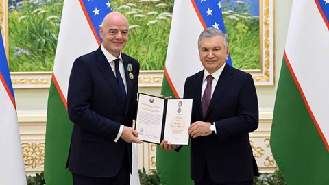 Shavkat Mirziyoyev FIFA rahbarini “Doʻstlik” ordeni bilan mukofotladi