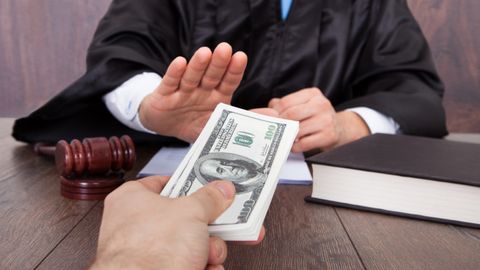 Андижонда судя катта ёрдамчиси пора билан қўлга тушгани рад этилди