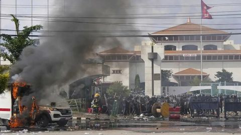 Nepalda namoyishchilar prezident qarorgohiga o‘t qo‘ydi