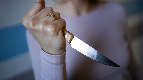 Dahshatli qotillik: 3 yil avval qizini ayiq qafasiga tashlab yuborgan ayol oʻsha farzandini pichoqlab oʻldirdi
