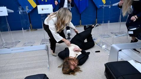 Shvetsiyada vazir matbuot anjumanida hushidan ketdi (video)