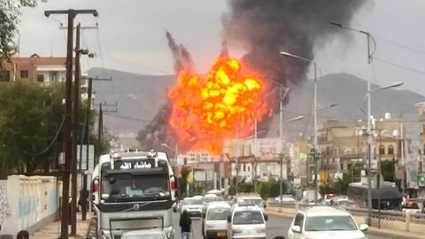Isroil Yamanga aviazarba berdi: 35 kishi halok bo‘ldi (video)