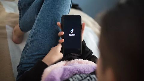 Fransiya parlamentida 15 yoshgacha bo‘lgan bolalarga ijtimoiy tarmoqlarni taqiqlash qo‘llab-quvvatlandi