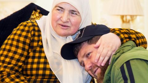 Yaponiya Ramzan Qodirovning onasiga sanksiya qo‘lladi