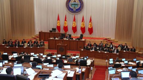 Qirg‘izistonda parlamentni o‘z-o‘zini tarqatib yuborish uchun imzo yig‘ish boshlandi