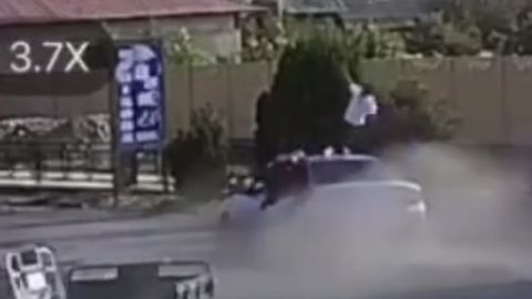 Andijonda Nexia haydovchisi yuqori tezlikda moped va velosipedchini urib yubordi (video)